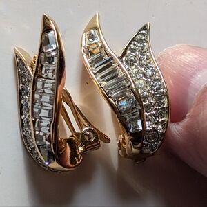 Nina Ricci vintage rhinestone clip on earrings in EUC